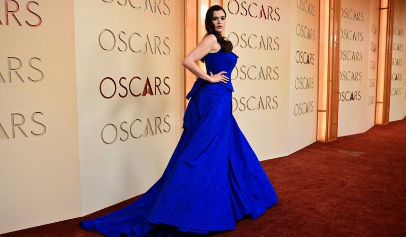 Barbie Ferreira a cucerit covorul roșu într-o rochie albastru regal cu o fustă lungă până la podea cu nasturi, creată de Zac Posen de la GapStudio. Foto: Profimedia Images