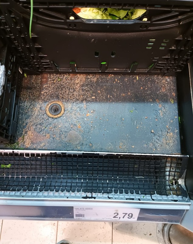 Sute de kilograme de alimente, oprite de la comercializare în două din cele mai populare stațiuni montane. Ce au descoperit inspectorii ANPC