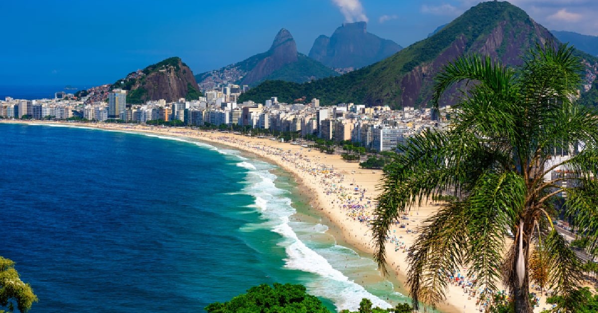 Plaja Copacabana este cea mai faimoasă plajă din Rio de Janeiro, Brazilia