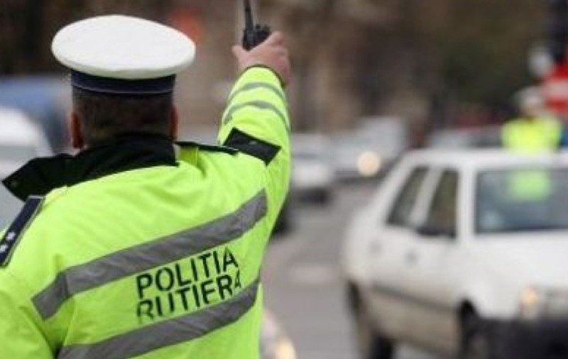 Orele suplimentare ale poliţiştilor vor fi plătite cu 75% din solda de bază iar jandarmii vor avea 10% spor de intervenții; Vot în comisia de muncă