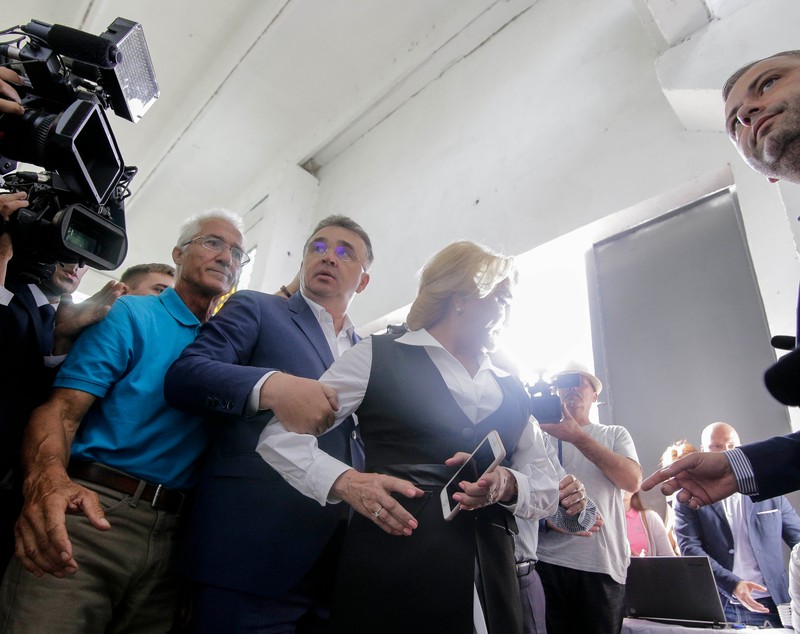 Dăncilă îi cheamă joi pe agricultori la Palatul Victoria; Premierul a vizitat o livadă de cireși și afine și o stație de irigații (FOTO)