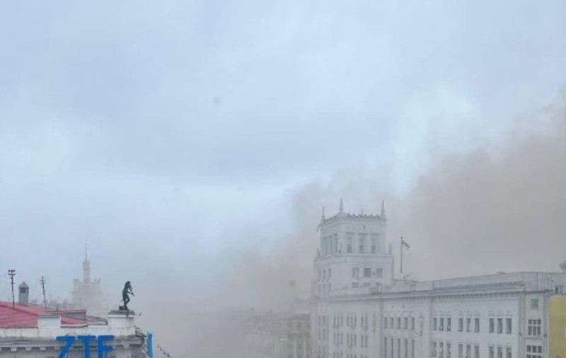 O rachetă a lovit clădirea consiliului local din Harkov