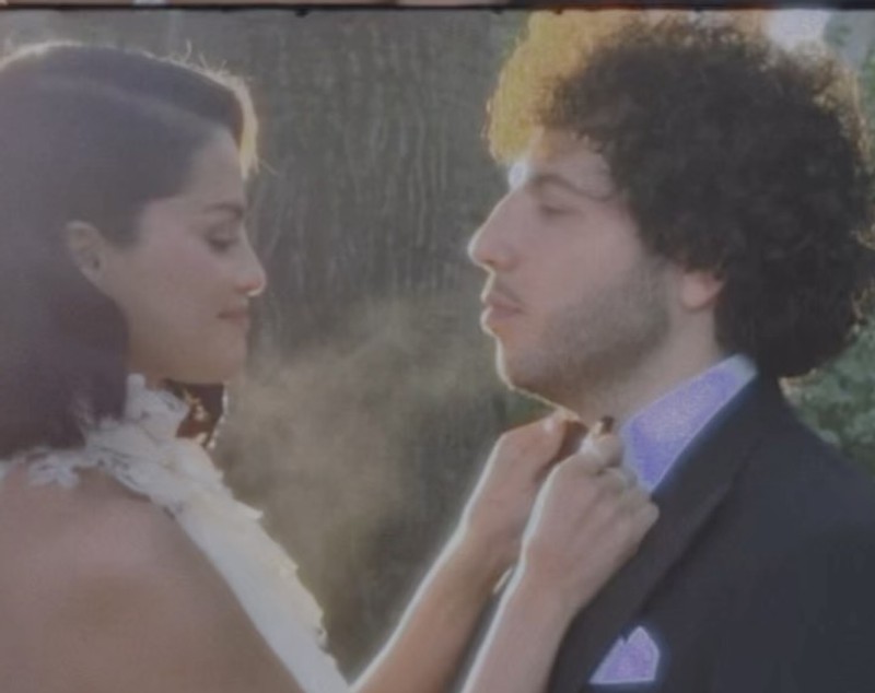 Selena Gomez s-a căsătorit cu Benny Blanco. Imagini de la evenimentul la care mireasa a purtat o rochie Ralph Lauren
