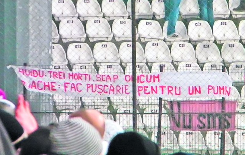 Un banner afişat de fanii lui Dinamo la Cluj a sancţionat modurile diferite în care justiţia tratează vedetele şi oamenii obişnuiţi