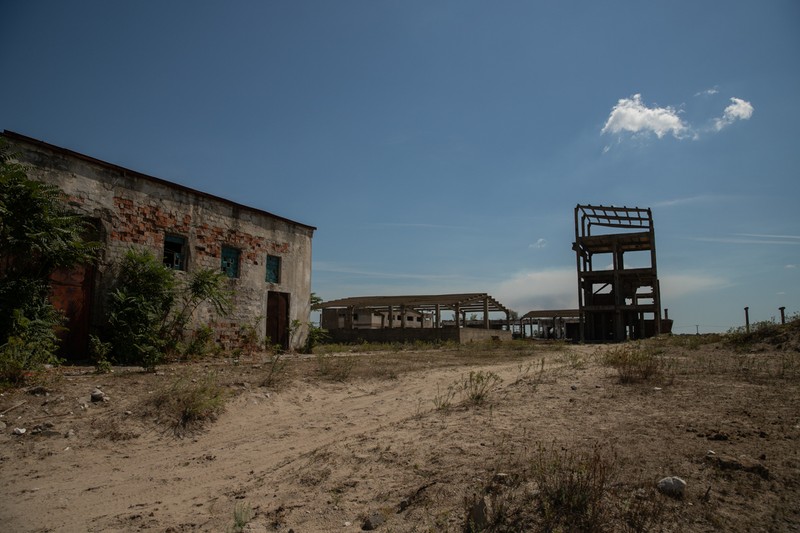 Ruinele unei idei comuniste: fabrica de prelucrare a nisipului care nu a mai fost terminată