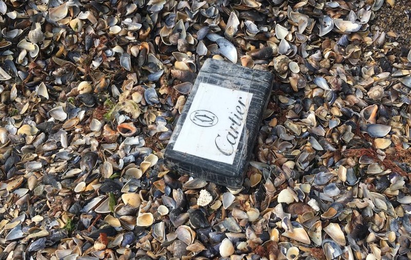 Cocaina din Marea Neagră a ajuns în Bulgaria! 150 de pachete cu droguri au fost găsite pe litoralul bulgăresc