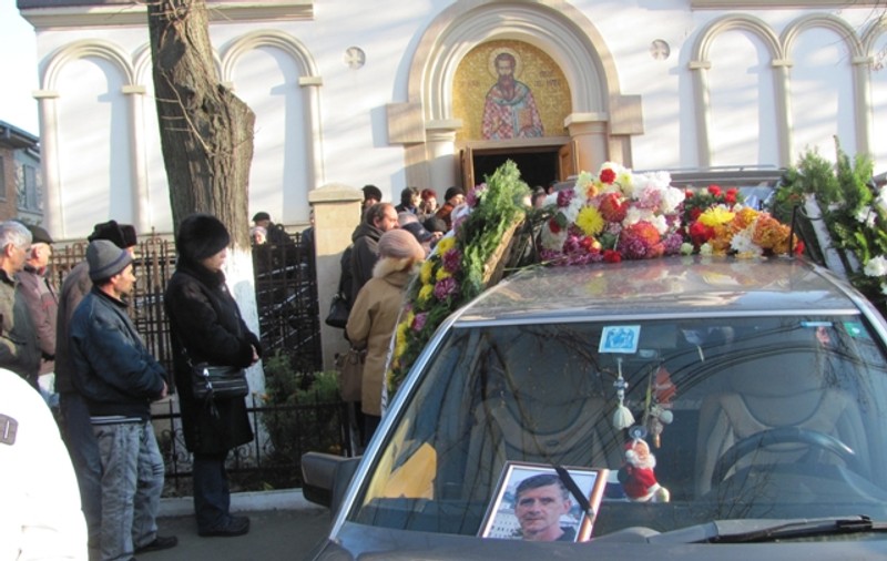 Astăzi a fost înmormântat taximetristul ucis de clieniţi | Sute de colegi l-au condus pe ultimul drum