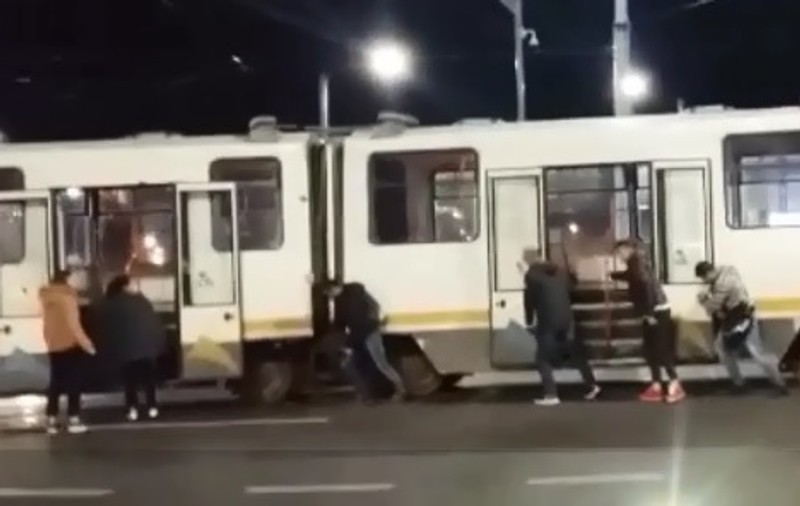 VIDEO | Scene inedite în București: Călătorii au împins tramvaiul blocat în mijlocul unei intersecții