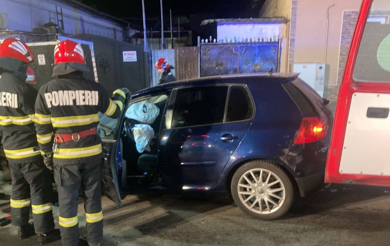 Accident cu trei victime pe o stradă din Galați. O persoană a rămas încarcerată