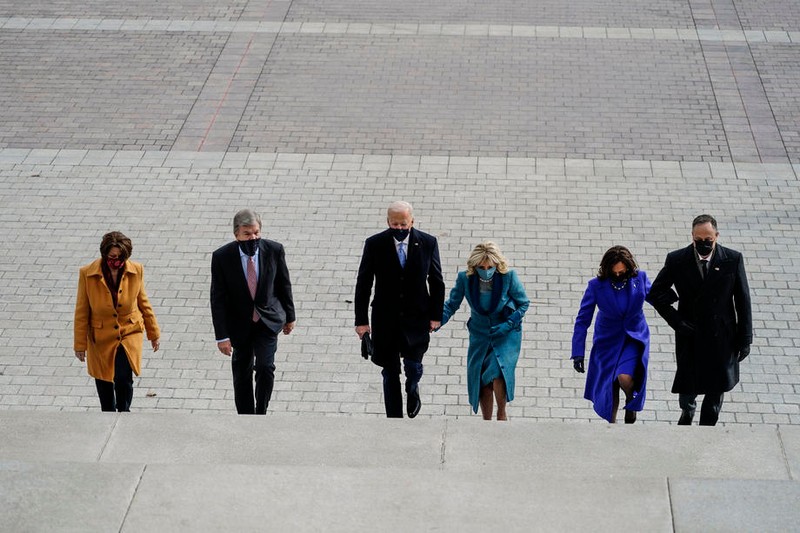 De la stânga la dreapta, președintele ales Joe Biden, soția acestuia, Jill Biden, vicepreședintele ales Kamala Harris și soțul ei, Doug Emhoff, la sosirea la Capitoliu FOTO: EPA-EFE/MELINA NARA