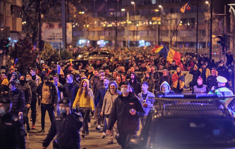 Ce mesaje compromit, de fapt, antivacciniștii și antimascării din stradă