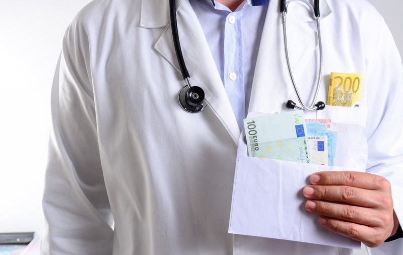 România, pe primul loc în Europa la șpaga dată în spitale. Medic: „E real și trist că se întâmplă. Doctorii câștigă suficient de mult”