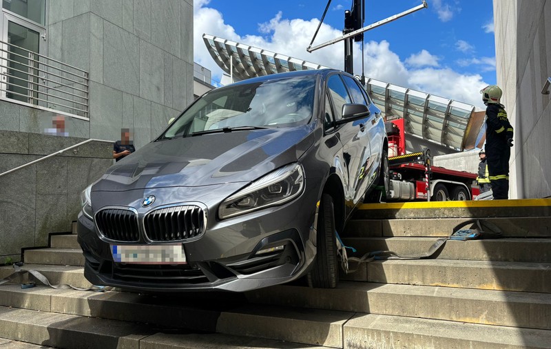 Un BMW a aterizat pe treptele bibliotecii și a rămas blocat, în Austria: „Șoferul se grăbea să meargă să citească”
