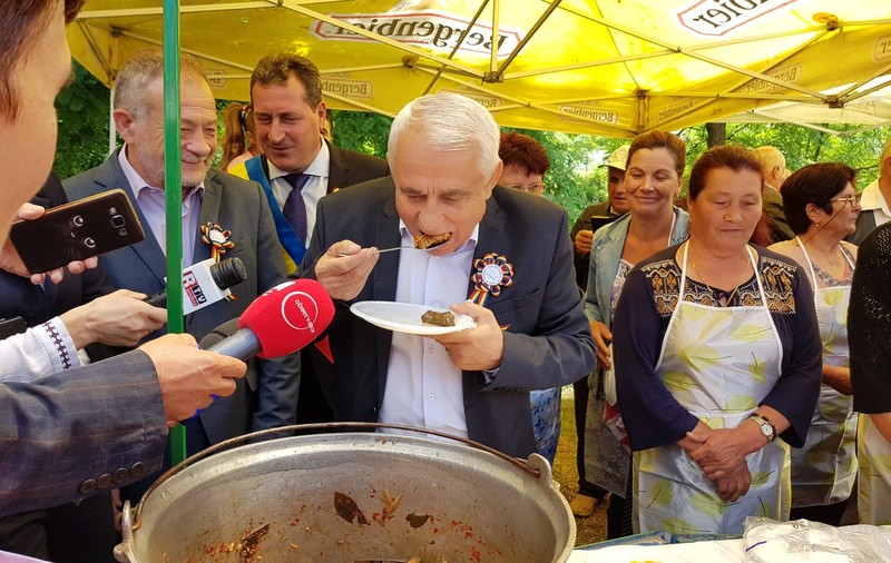 Un artist român celebru a scris o melodie despre ministrul Daea! “Petrică are o oaie” e album-record! O melodie îi e dedicată și lui Liviu Dragnea