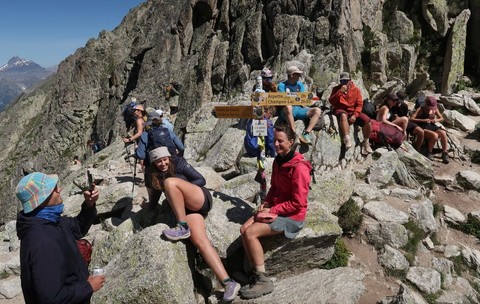 Excursioniștii care parcurg traseul Tour du Mont Blanc își iau o pauză la Fenêtre d'Arpette pe 8 iulie 2026, în apropiere de Champex-Lac, Elveția