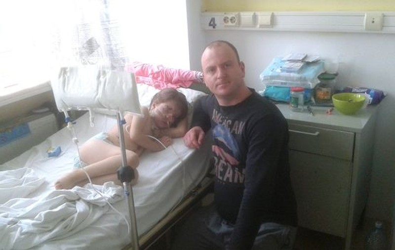 EXCLUSIV / Mamei bătăușe Adelina Oniga i s-a făcut rău în arest. Medicii cu crezut că femeia care și-a stâlcit în bătaie fetița ar fi putut să facă avort spontan