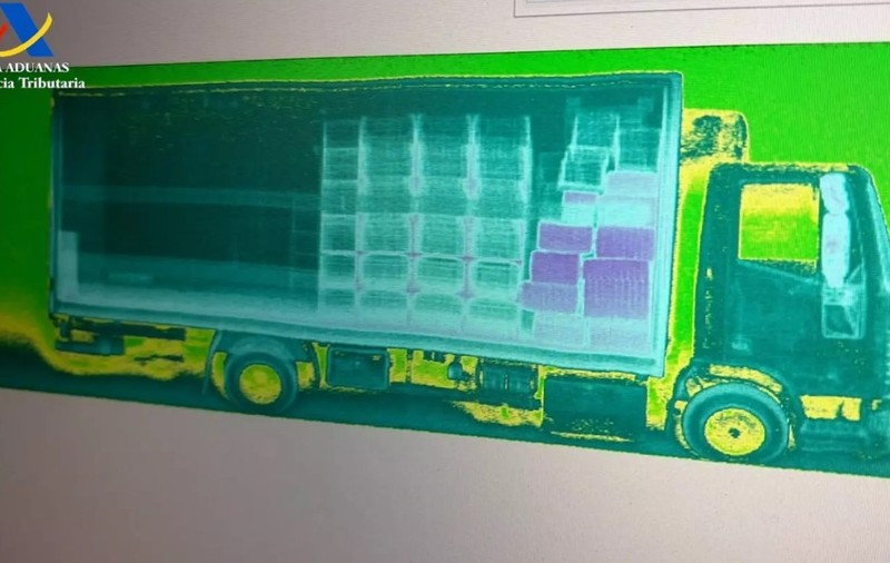 Scanare X-ray de control vamal realizată de Agenția Tributară din Spania (SVA Aduanas), ce arată interiorul compartimentului de marfă al unui camion încărcat cu mai mulți paleți și cutii.