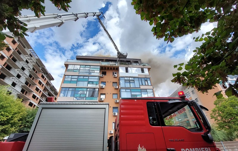 Incendiu puternic la un bloc din Voluntari. Intervin mai multe echipaje de pompieri
