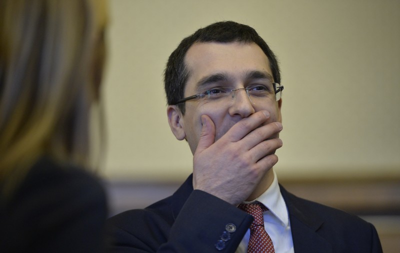 Societatea civilă s-a angajat la stat. De ce susținerea afișată de activiști pentru ministrul sănătății nu este un act civic, ci politic