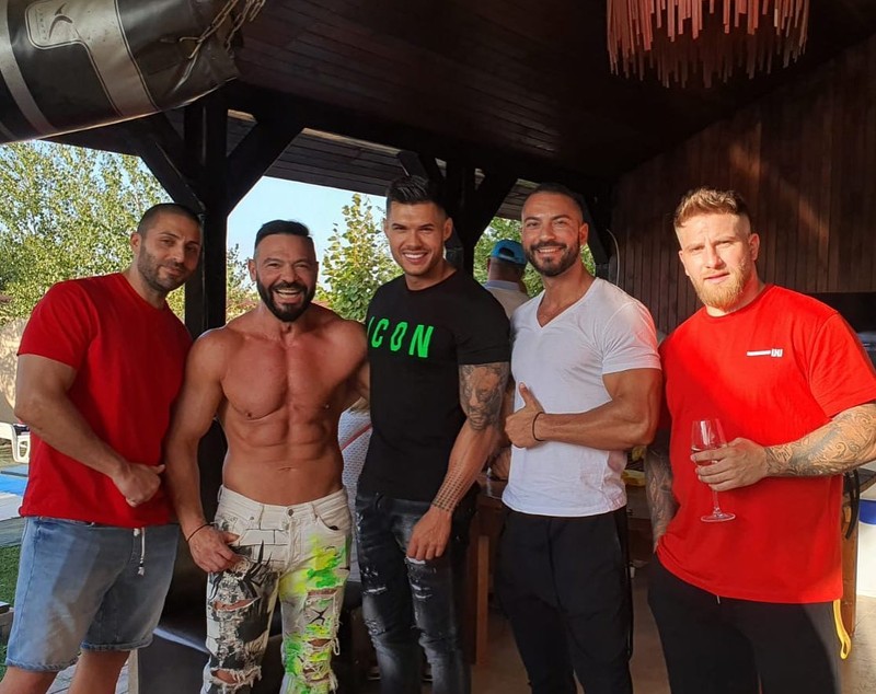Ce spune Cornel Păsat despre tarifele trupei de stripperi „Flamingo Boys”: „Depinde de spectacol”. În 1998 a înființat-o