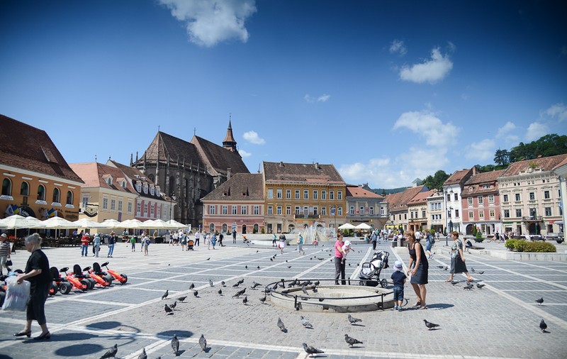Tot mai mulți români aleg un city break în România