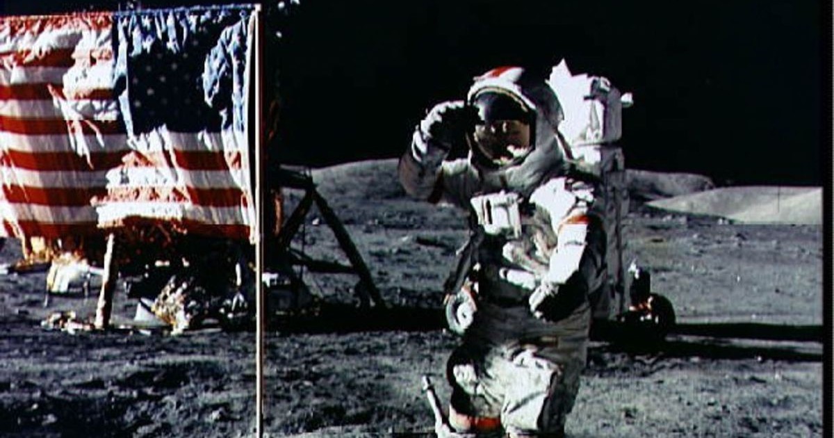 Astronautul Eugene Cernan salută steagul Statelor Unite arborat pe suprafața lunară în timpul misiunii Apollo 17