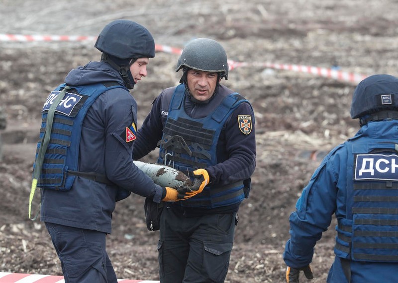 Pirotehniștii ucraineni au verificat terenurile din apropiere de Kiev, după retragerea rușilor. Foto: EPA