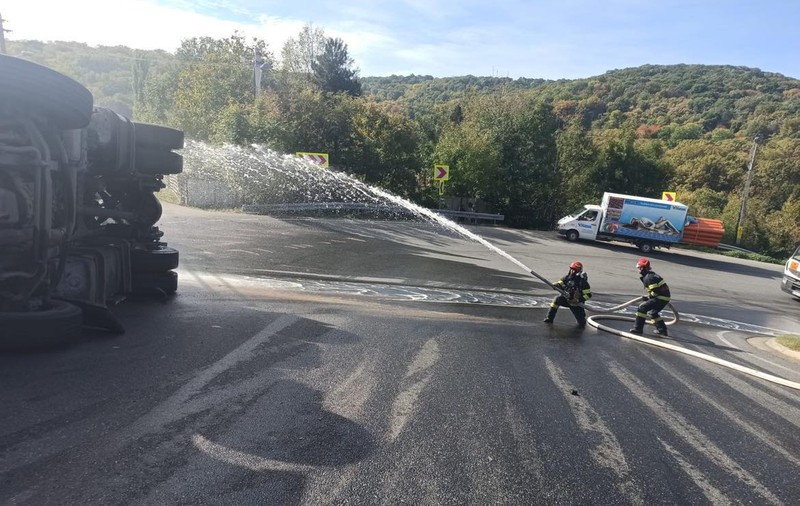O autocisternă încărcată cu motorină s-a răsturnat în apropiere de Huși. Combustibilul se scurge pe carosabil, traficul este restricționat