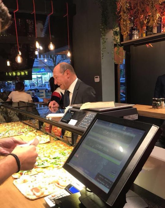 Traian Băsescu, la pizza la "ginerele" lui. Iubitul Elenei Băsescu și-a deschis local în buricul Bucureștiului | FOTO