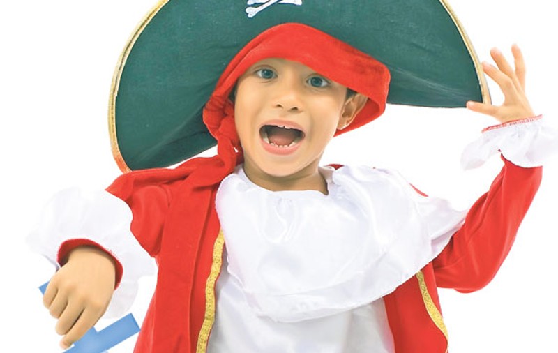 Vrei să intri în pielea lui Peter Pan sau a căpitanului Hook? Fă-ţi singur o sabie din burete