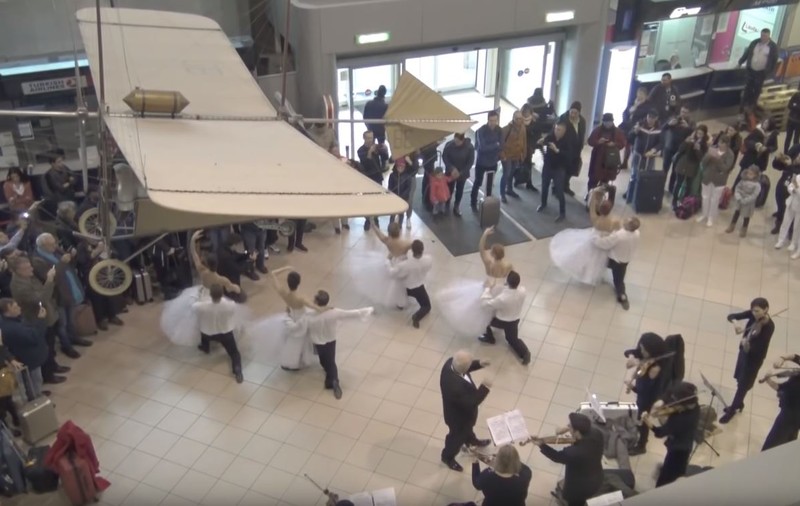 Flashmob pe acorduri de vals, în Aeroportul Otopeni. Balerinii au valsat printre călători / VIDEO