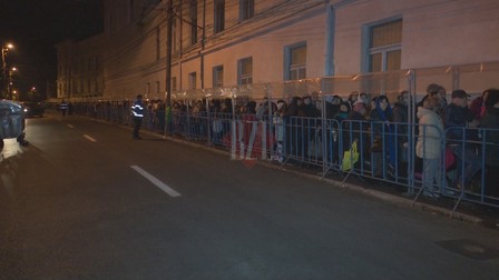 Pelerinii stau la coadă cu orele ca să se roage la Sfânta Parascheva sursă foto: bzi.ro