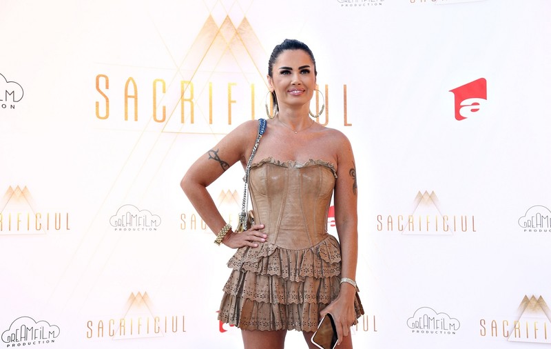 Oana Zăvoranu, cu soțul la filmări! Bruneta jură că Alex Ashraf n-o vizitează ca s-o controleze, ci fiindcă... o iubește