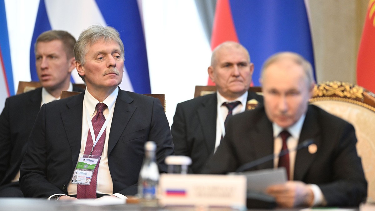 Vladimir Putin (dreapta), alături de purtătorul său de cuvânt Dmitri Peskov Foto: Hepta