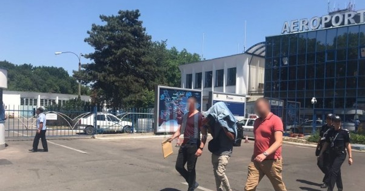 Doi DJ olandezi au fost prinși cu droguri în Aeroportul din Iași. Tinerii aveau un comportament bizar