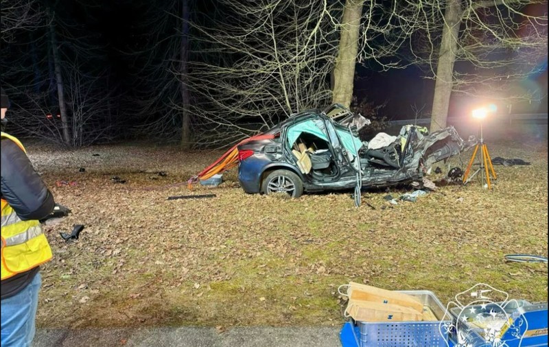 Un fotbalist român din Germania a rămas fără un picior, după ce a făcut BMW-ul praf într-un copac