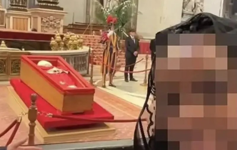 Vaticanul cere oamenilor care vor să își ia adio de la Papa Francisc să nu-și mai facă selfie-uri cu sicriul acestuia