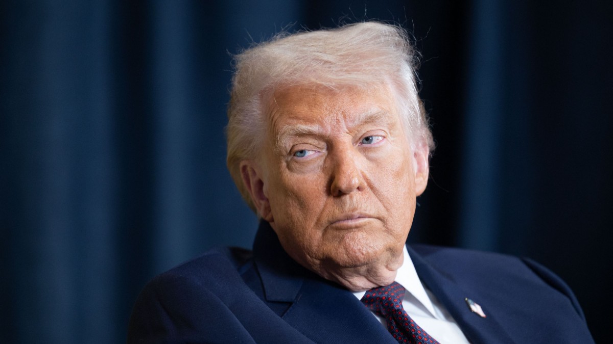 Președintele american Donald Trump, îmbrăcat în costum, în timpul unui eveniment oficial