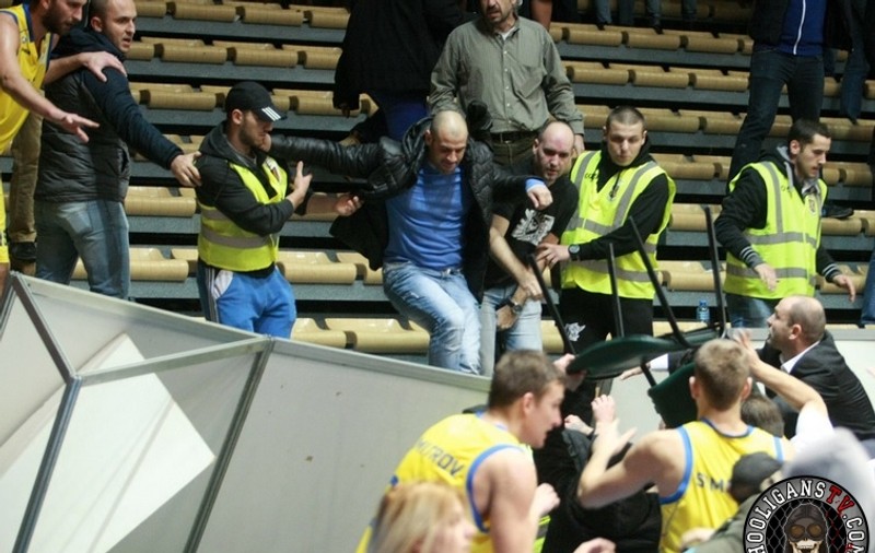 VIDEO / Cea mai VIOLENTĂ bătaie între fani. Meciul s-a ÎNTRERUPT