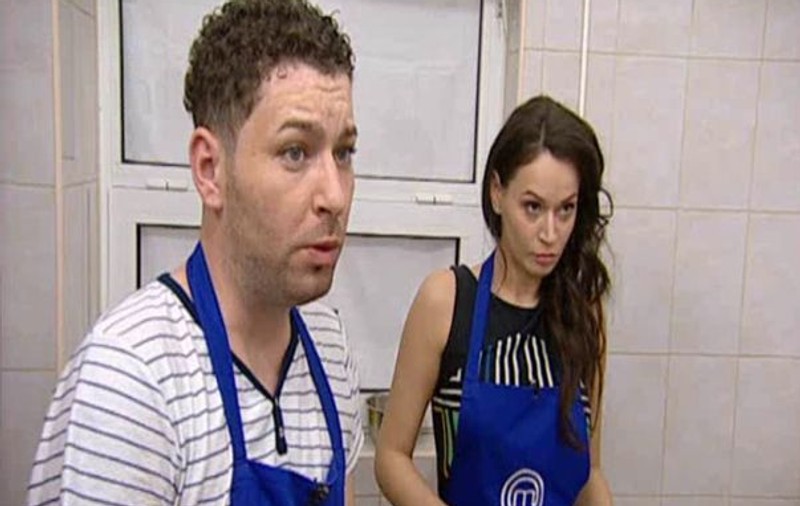 Se naște o idilă? "Noua casnică" de la "MasterChef", în tandrețuri cu un alt concurent. Uite în ce ipostază compromițătoare au fost surprinși
