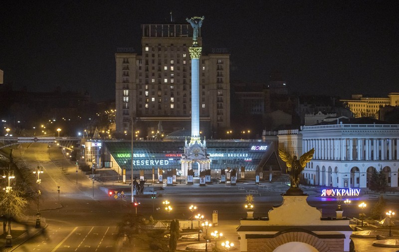 Sâmbătă dimineață, agenția rusă TASS relatează că trupele au fost întâmpinate de locuitori cu steaguri roșii în orașul Melitopol din est, dar nimic despre Kiev