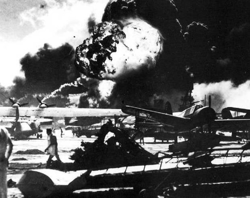 FOTO | 77 de ani de la atacul japonez de la Pearl Harbor. Fotografii incredibile din timpul masacrului