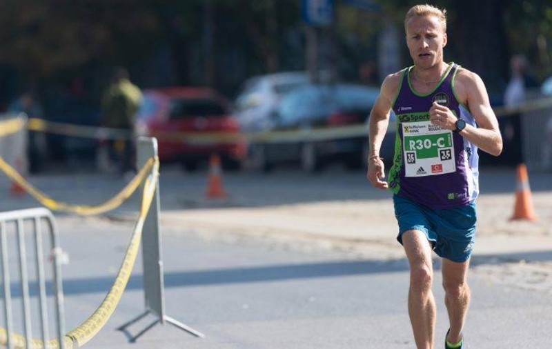 Ștafeta din atletism: alergarea ca sport de echipă! De ce sunt apreciate. În weekend, avem Semimaratonul Bucureștiului, cu o triplă tare de sportivi