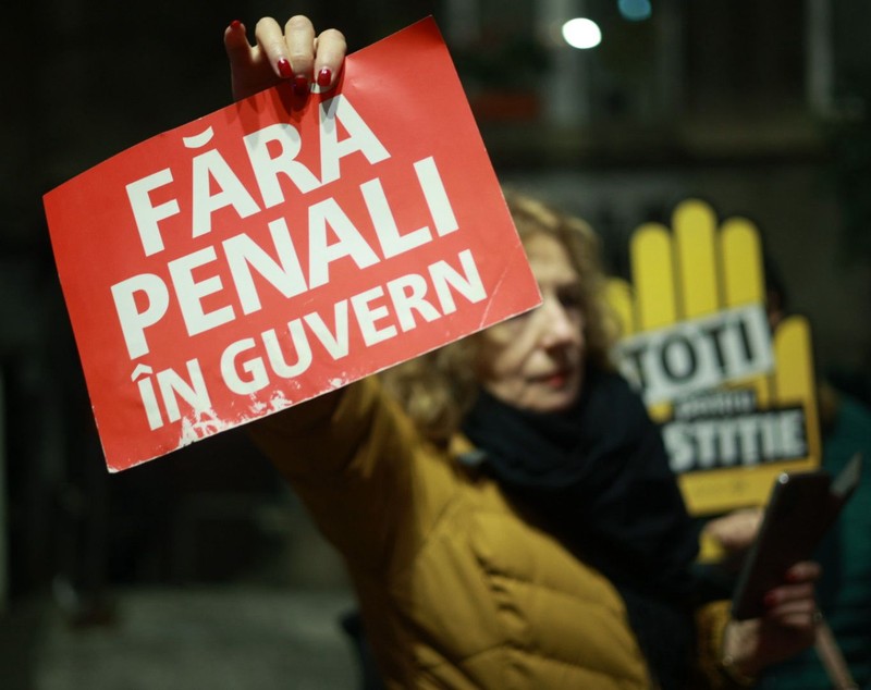 Marș pentru justiție în București: „Ați îngropat dosare / vă vrem la închisoare”/ Băsescu: MCV-ul ar putea fi reactivat