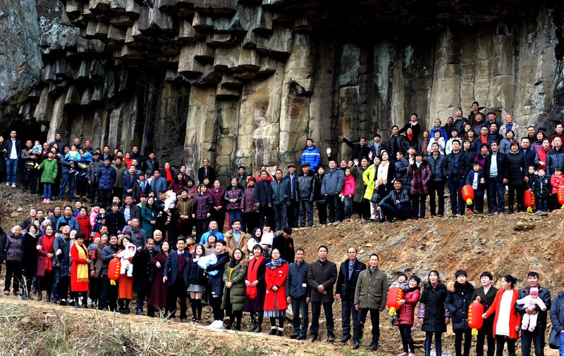 Poză de familie cu... 500 de oameni. Imagini inedite din China, unde s-a reunit un clan