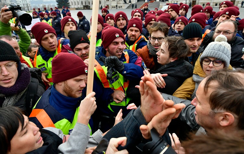 Mii de unguri au protestat împotriva "legii sclaviei", sâmbătă, la Budapesta