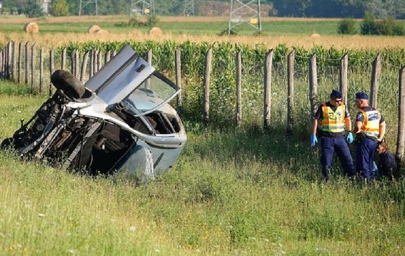 Un copil migrant de 10 ani a murit într-o mașină înmatriculată în România, răsturnată pe o autostradă din Ungaria. Șoferul moldovean, arestat pe loc