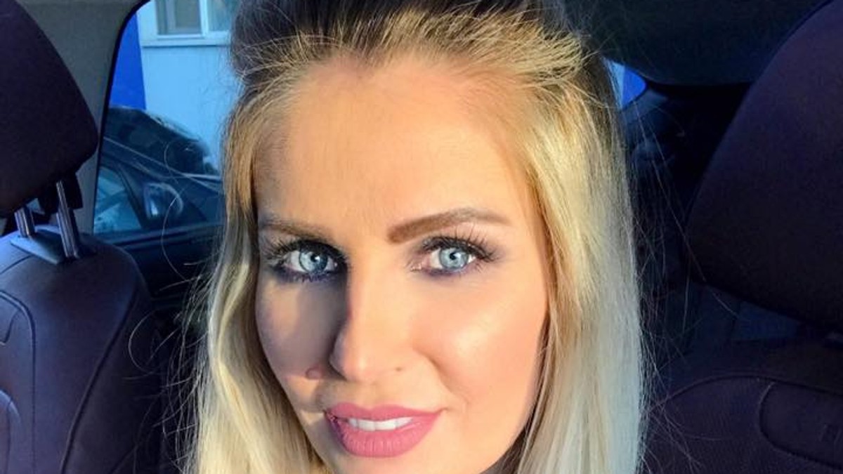 Andreea Bănică și-a tăiat părul și l-a donat în memoria mamei ei, răpusă de cancer. Cum arată acum