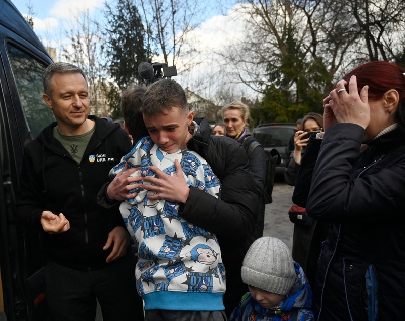 „Mamă, nu vreau să-ți povestesc, nu vei mai dormi noaptea”. Mărturiile copiilor ucraineni răpiți de ruși care s-au întors acasă după 6 luni