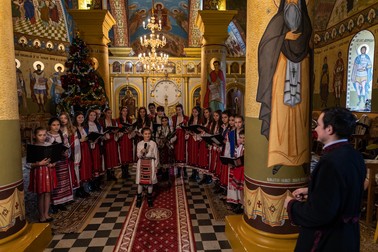 Părintele şi o parte din corala Nihil Sine Deo